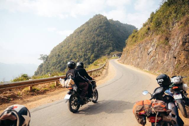 Twee motorrijders op een bergweg tijdens de Ha Giang Loop